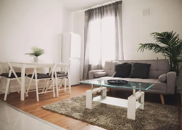 3 Bed Flat With Balcony Central