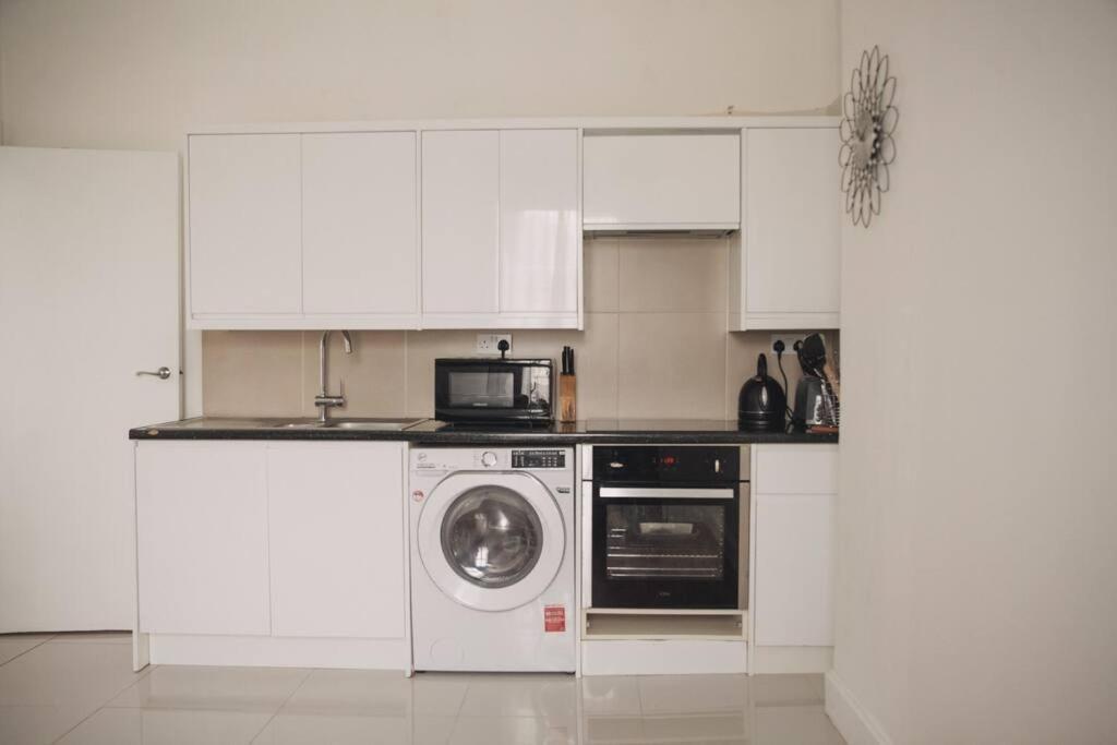 3 Bed Flat With Balcony Appartamento *