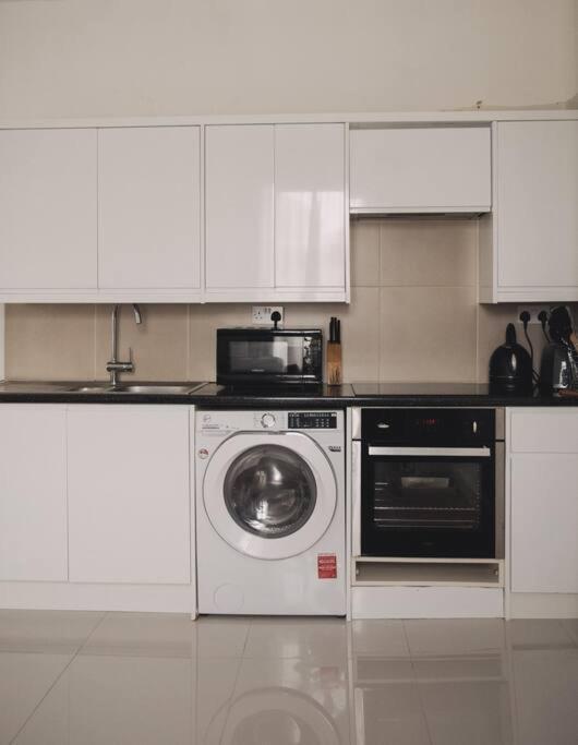 3 Bed Flat With Balcony *