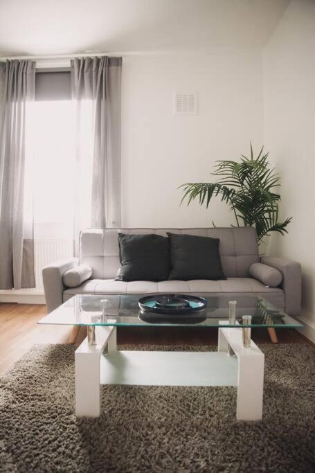 Apartment 3 Bed Flat With Balcony *