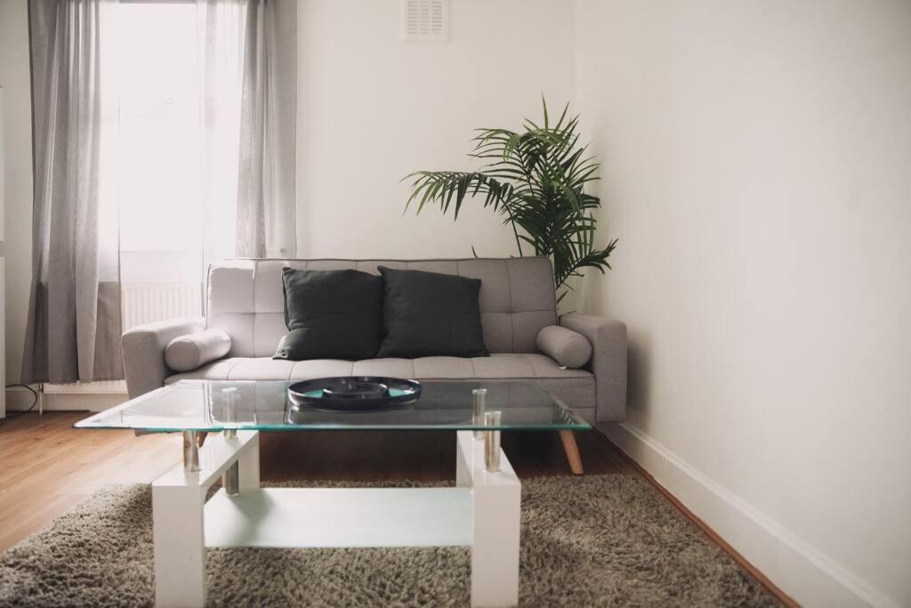 3 Bed Flat With Balcony * Londra