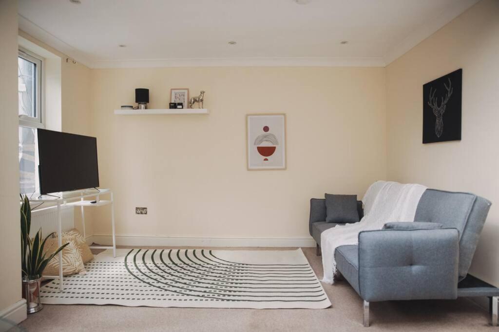3 Bed Flat With Balcony Apartment London