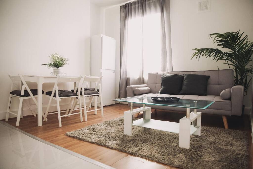 3 Bed Flat With Balcony Appartamento