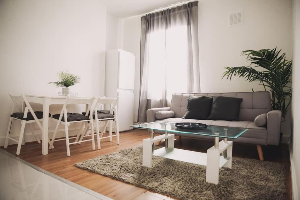 3 Bed Flat With Balcony * Londra